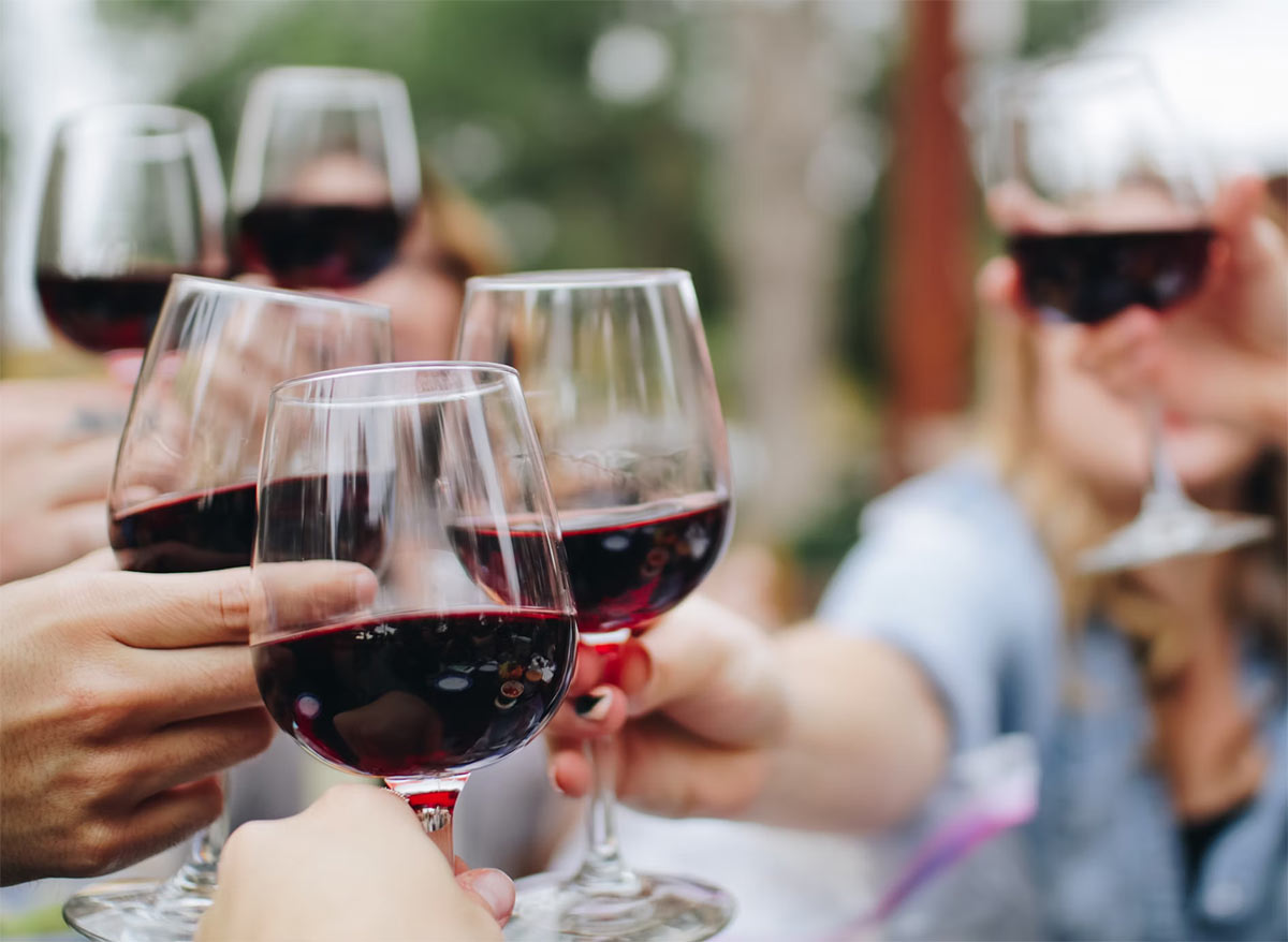 Varias personas brindando sus copas de vino