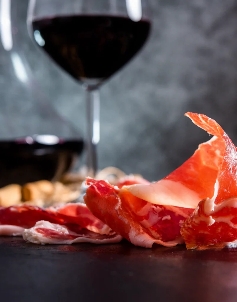 Imagen con copa de vino y plato de jamón | Imagen para contacto